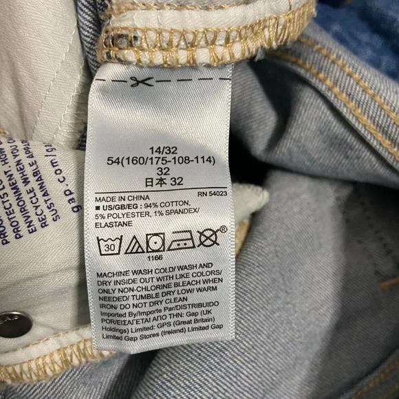 Gap Destroyed True Skinny with Chewed Hem in Light Wash- size 32 - Picture 9 of 10